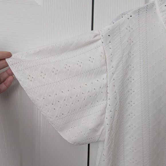 White Eyelet Embroidery V-Neck Top Women’s Medium Ruffle Short Sleeve - Picture 2 of 3